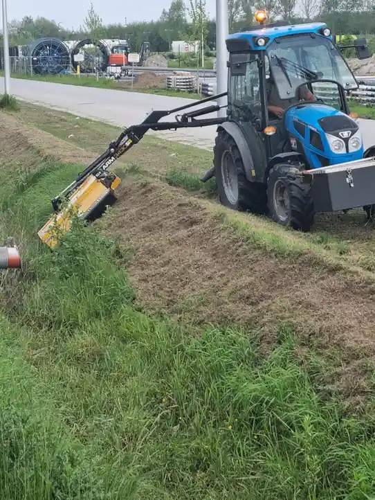Maaiarm op een steile talud