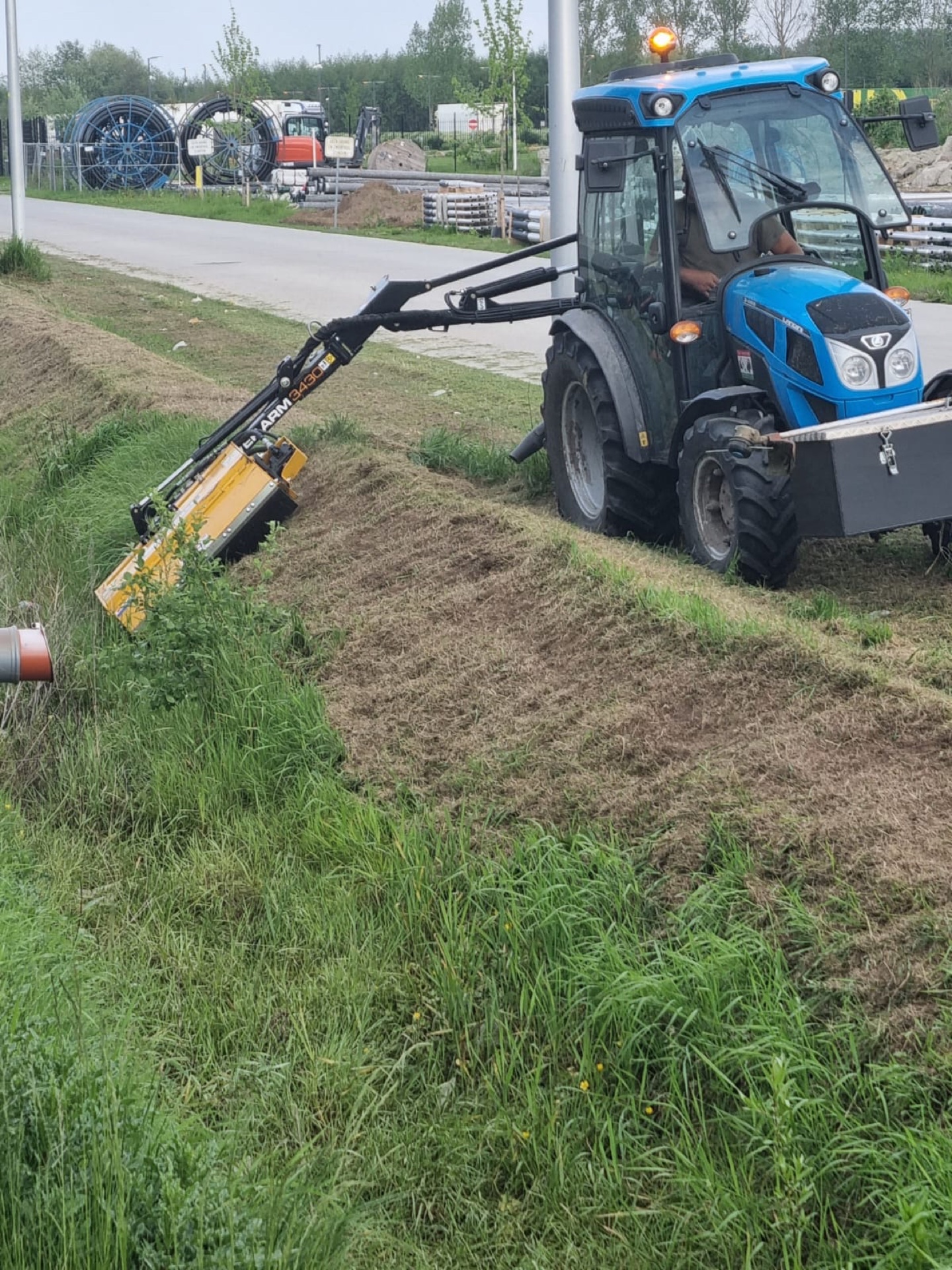 Maaiarm op een steile talud